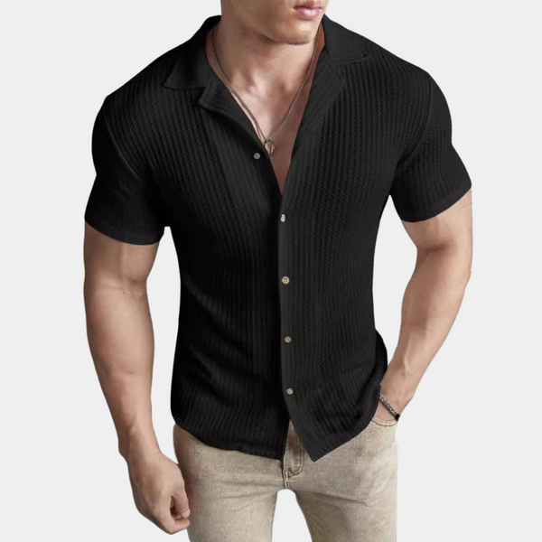 Zwarte herenoverhemd met korte mouwen, knoopsluiting en geribbelde textuur. Stijlvol en modern design, perfect voor casual en formele gelegenheden.