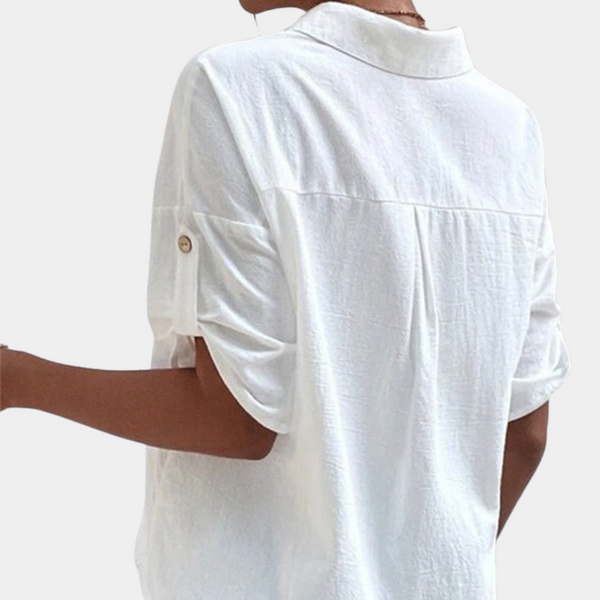 Witte damesblouse met korte mouwen en knoopdetail, gemaakt van lichtgewicht stof. Ideaal voor casual en zakelijke outfits.