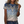 Vrouw draagt blauw-wit T-shirt met paisley-patroon, casual stijl, korte mouwen. Perfect voor modieuze zomerkleding.