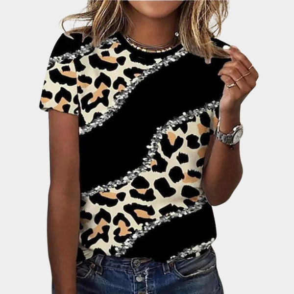Vrouw draagt trendy T-shirt met luipaardprint en zwarte strepen, casual stijl, perfect voor modieuze dameskleding.