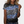 Vrouw draagt zwart T-shirt met blauwe bloemenprint en luipaardpatroon, casual mode, trendy dameskleding, korte mouwen, sieradenaccessoires.