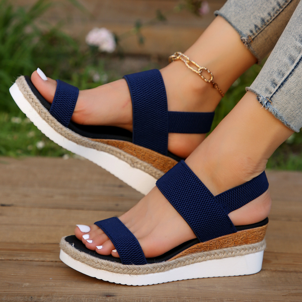 Blauwe dames sandalen met sleehak, geweven bandjes en witte zool. Modieuze zomerschoenen, perfect voor casual en strandoutfits.