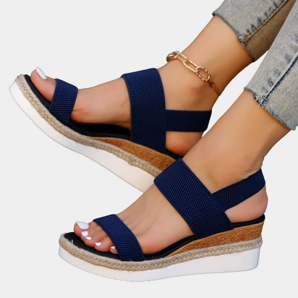 Blauwe dames espadrille sandalen met sleehak, geweven bandjes en witte zool. Trendy zomerschoenen voor casual en elegante outfits.