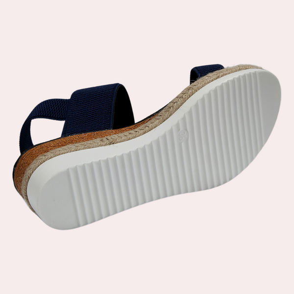 Blauwe dames sandaal met witte geribbelde zool en elastische band, ideaal voor zomerse outfits. Comfortabele en stijlvolle sandalen voor dagelijks gebruik.