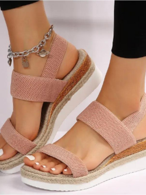 Roze dames sandalen met sleehak, elastische bandjes en witte zool. Comfortabele zomerschoenen, ideaal voor casual en trendy outfits.