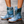 Blauwe leren laarzen met veters, gedragen op een natte straat. Stijlvolle dameslaarzen, casual mode, comfortabele schoenen voor dagelijks gebruik.