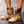 Bruine leren laarzen met veters op natte straat, stijlvolle damesmode, herfst- en winterkleding, robuuste en trendy schoenen.
