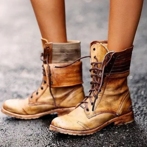 Bruine leren laarzen met veters op natte straat, stijlvolle damesmode, herfst- en winterkleding, robuuste en trendy schoenen.