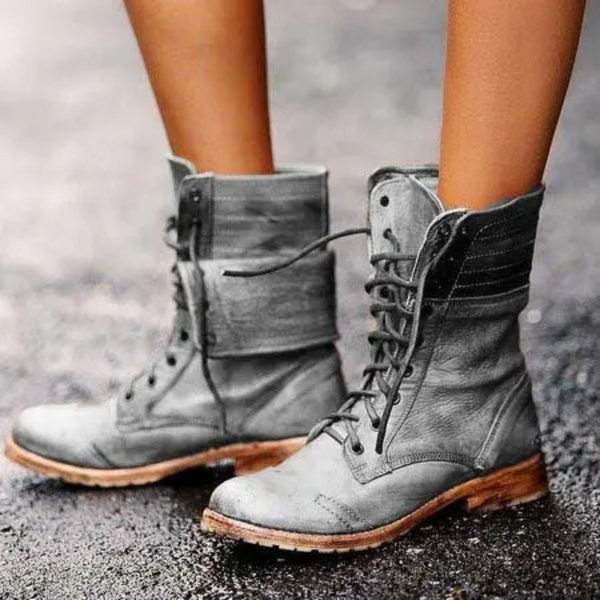 Grijze leren veterlaarzen voor dames op natte straat, stijlvolle en duurzame schoenen, perfect voor herfstmode en casual outfits.