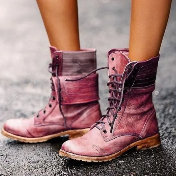Rode leren veterlaarzen voor dames op natte straat, modieuze en comfortabele schoenen, perfect voor herfst en winter.