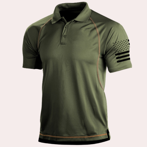 Olijfgroen poloshirt met korte mouwen, militaire stijl, zwarte strepen en stippen op de mouw, ademend materiaal, casual herenmode.