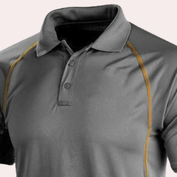 Grijze polo met korte mouwen en gele stiksels, gemaakt van ademend materiaal. Ideaal voor sport en casual gebruik. Comfortabele pasvorm.