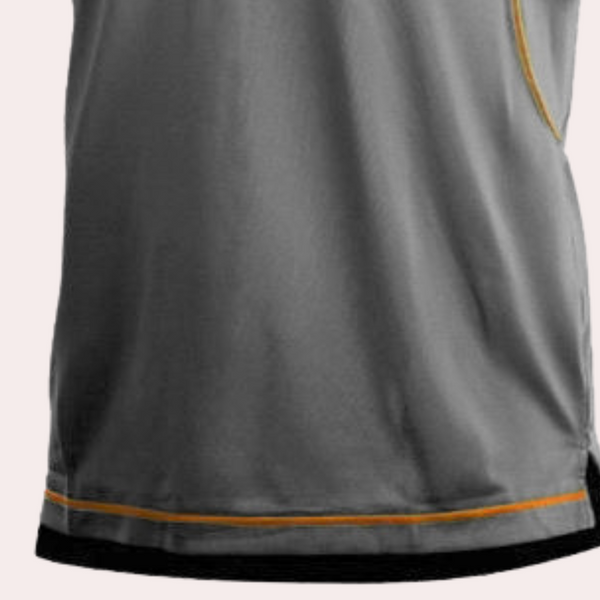 Grijze sporttanktop met oranje accenten, ademend materiaal, geschikt voor fitness en hardlopen. Comfortabele pasvorm, ideaal voor actieve mannen.