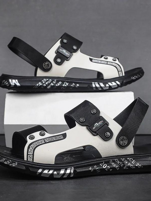 Zwart-witte sandalen met verstelbare bandjes en grafische details, ideaal voor casual zomeroutfits. Comfortabele en modieuze herenschoenen.