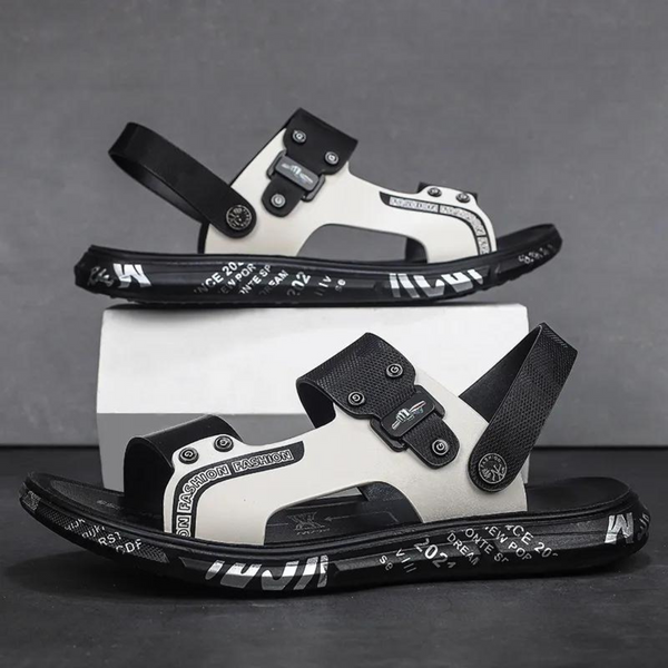 Zwart-witte sandalen met verstelbare bandjes en grafische details, ideaal voor casual zomeroutfits. Comfortabele en modieuze herenschoenen.