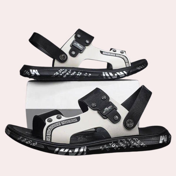 Zwarte en witte sandalen met verstelbare riemen en moderne print, ideaal voor zomerse casual outfits. Comfortabele en stijlvolle herenschoenen.