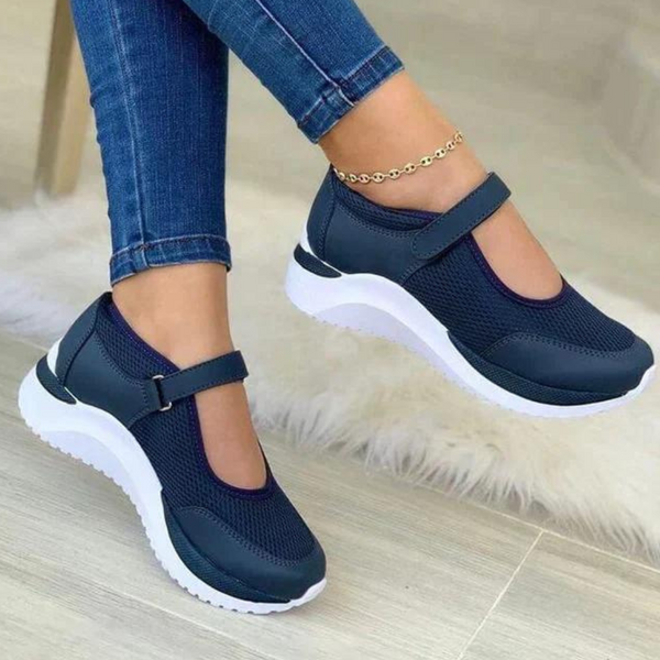 Donkerblauwe dames sneakers met klittenband, ademend mesh en witte zool. Comfortabele schoenen voor dagelijks gebruik. Trendy en stijlvol design.