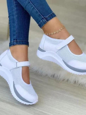 Witte dames sneakers met klittenband, ademend mesh, comfortabele zool. Stijlvolle sportschoenen voor dagelijks gebruik. Perfect voor casual outfits.