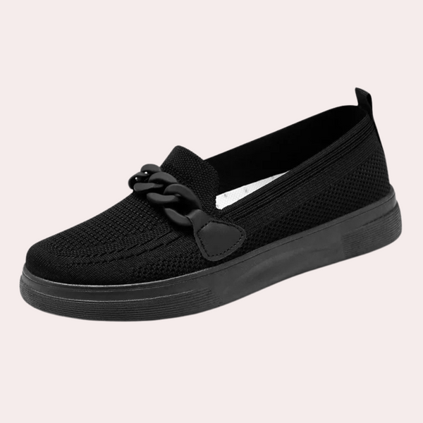 Zwarte dames instapper met kettingdetail, ademend mesh, comfortabele zool. Perfect voor casual en stijlvolle outfits. Verkrijgbaar in verschillende maten.