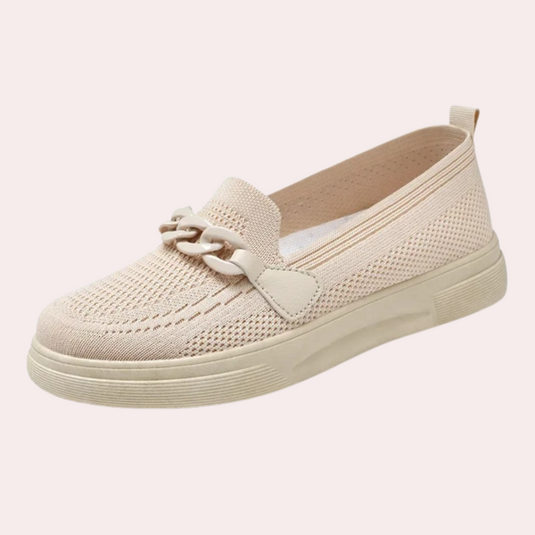 Khaki dames instapper met kettingdetail, ademend gebreid bovenwerk en comfortabele zool. Perfecte casual schoen voor dagelijks gebruik.