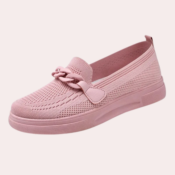 Roze dames instapper met kettingdetail, ademend mesh materiaal, comfortabele zool. Perfecte casual schoen voor dagelijks gebruik.