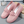 Roze dames loafers met kettingdetail, ademend gebreid ontwerp, comfortabele zool. Perfect voor casual en stijlvolle outfits.