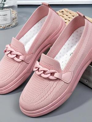 Roze dames loafers met kettingdetail, ademend gebreid ontwerp, comfortabele zool. Perfect voor casual en stijlvolle outfits.