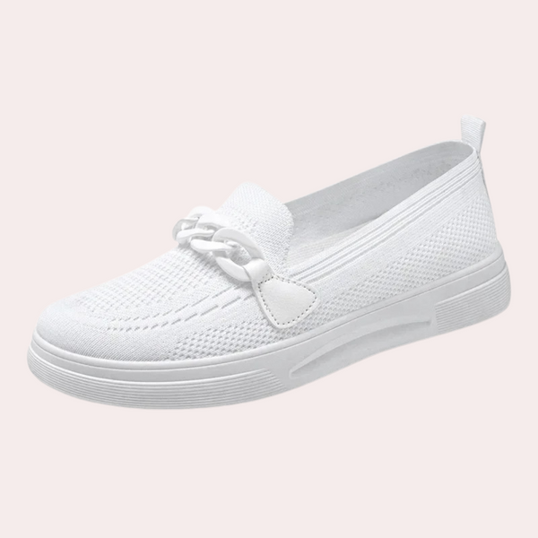 Witte dames instapper met kettingdetail, gebreide textuur en comfortabele zool. Perfecte casual schoen voor dagelijks gebruik. Trendy en stijlvol ontwerp.