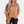 Vrouw draagt geribbelde, driekleurige trui in koraal, beige en bruin met korte mouwen. Modieuze dameskleding, casual stijl, trendy outfit.