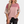 Vrouw draagt roze en beige geribbelde trui met korte mouwen, gecombineerd met zwarte jeans. Modieuze dameskleding, casual stijl.