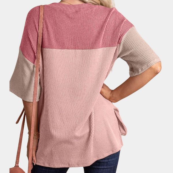 Roze en beige geribbelde damestrui met driekwartmouwen, casual stijl. Perfect voor lente- en herfstmode. Comfortabele en stijlvolle dameskleding.