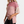 Vrouw draagt roze en perzik kleurige geribbelde trui met korte mouwen, gecombineerd met zwarte jeans. Modieuze dameskleding, casual stijl.