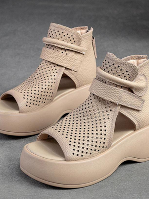 Beige leren sandalen met sleehak, open teen en perforaties, trendy en comfortabel, perfect voor zomerse outfits. Damesmode, schoenen, casual stijl.