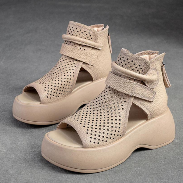 Beige leren sandalen met sleehak, open teen en perforaties, trendy en comfortabel, perfect voor zomerse outfits. Damesmode, schoenen, casual stijl.