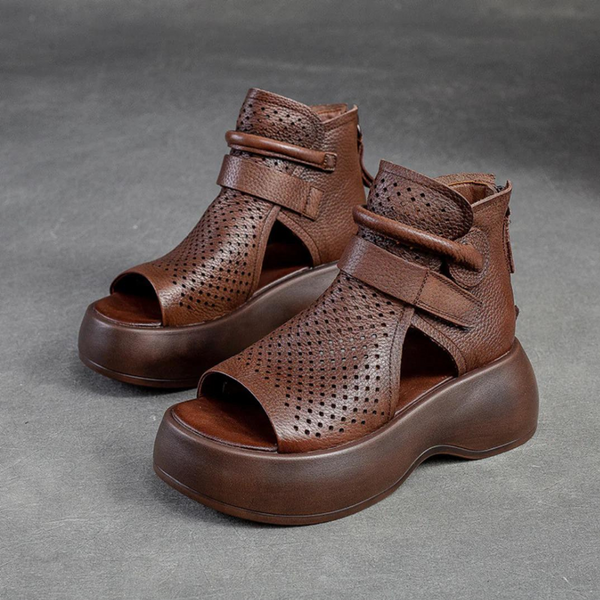 Bruine leren sandalen met dikke zool en perforaties, modieus en comfortabel. Perfect voor casual zomeroutfits. Damesmode, trendy schoenen.
