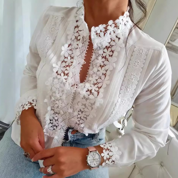 Witte kanten blouse met bloemenpatroon, gedragen door vrouw. Elegante damesmode, perfect voor casual en formele gelegenheden. Stijlvolle kleding.