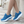 Blauwe dames sneakers met dikke witte zool, comfortabele pasvorm, ideaal voor dagelijks gebruik en wandelen. Stijlvolle sportschoenen voor dames.
