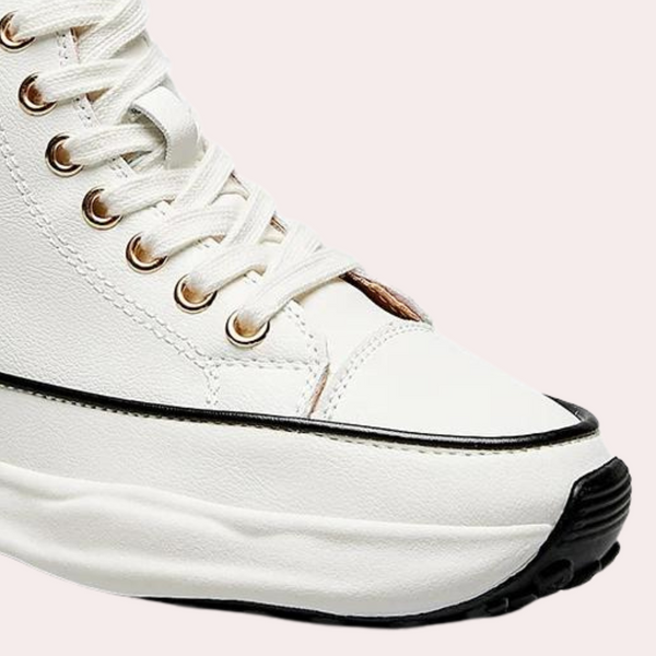 Witte leren sneaker met hoge zool, zwarte accenten en veters. Modieuze dames sneaker, comfortabel en stijlvol. Perfect voor casual outfits.