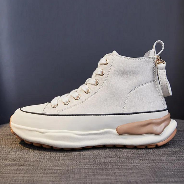 Witte hoge sneaker met dikke zool, veterdetails en ritssluiting aan de achterkant. Modieuze uniseks schoen, ideaal voor casual en sportieve outfits.
