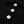 Zwarte polo met drie witte knopen, close-up. Hoogwaardige katoenen stof, stijlvolle casual kleding, perfect voor herenmode en dagelijkse outfits.