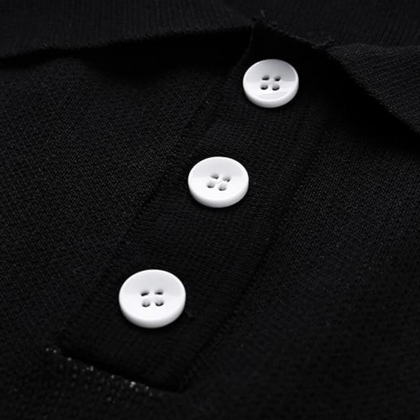 Zwarte polo met drie witte knopen, close-up. Hoogwaardige katoenen stof, stijlvolle casual kleding, perfect voor herenmode en dagelijkse outfits.