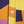 Close-up van kleurrijk geometrisch patroon op katoenen overhemd met knoop. Abstracte vormen in geel, oranje, paars en blauw. Modieuze herenkleding.