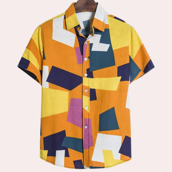 Kleurrijk herenoverhemd met korte mouwen, geometrisch patroon in geel, oranje, blauw en paars. Moderne casual stijl, perfect voor zomermode.