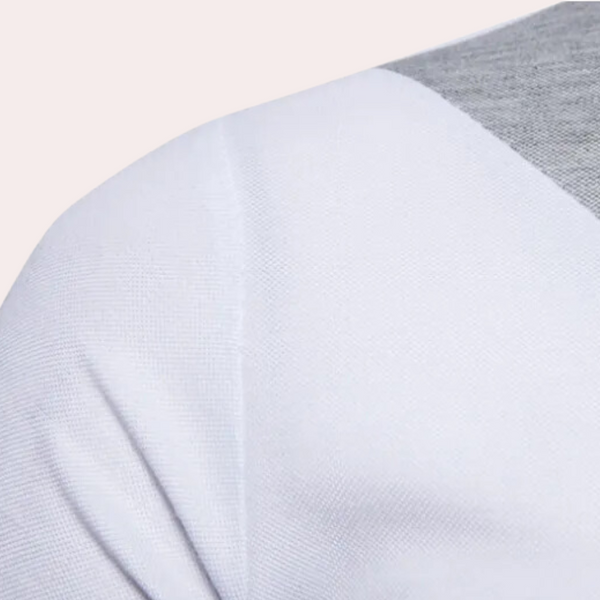 Witte katoenen T-shirt met grijze schouder, close-up. Hoogwaardige stof, casual mode, minimalistisch ontwerp. Perfect voor dagelijks gebruik.
