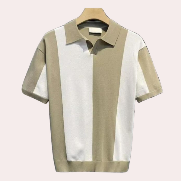 Beige en witte gestreepte polo, korte mouwen, op houten hanger. Moderne herenkleding, casual stijl, hoogwaardige stof.