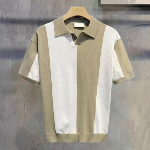 Khaki en witte gestreepte polo, korte mouwen, op houten hanger. Moderne herenkleding, casual stijl, geschikt voor zomer en lente.
