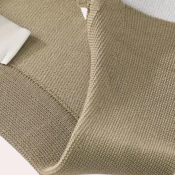 Khaki trui van katoenmix met fijne textuur, close-up van de stof en naden, ideaal voor herfstmode en casual outfits.