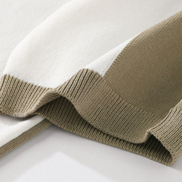 Khaki en witte trui detail, zachte katoenen stof, ribgebreide randen. Perfect voor casual herenkleding, herfst- en wintermode.