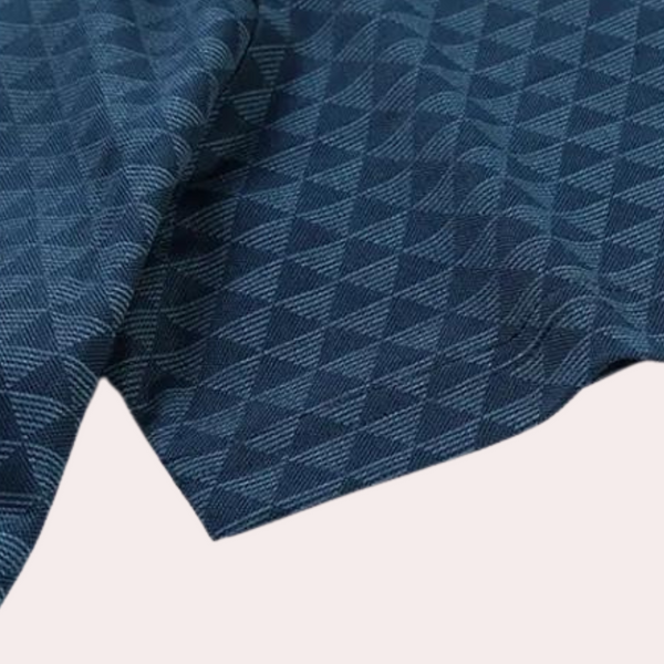 Blauwe stof met geometrisch ruitpatroon, geschikt voor mode en interieur. Hoogwaardige textiel, ideaal voor kleding en decoratieprojecten.