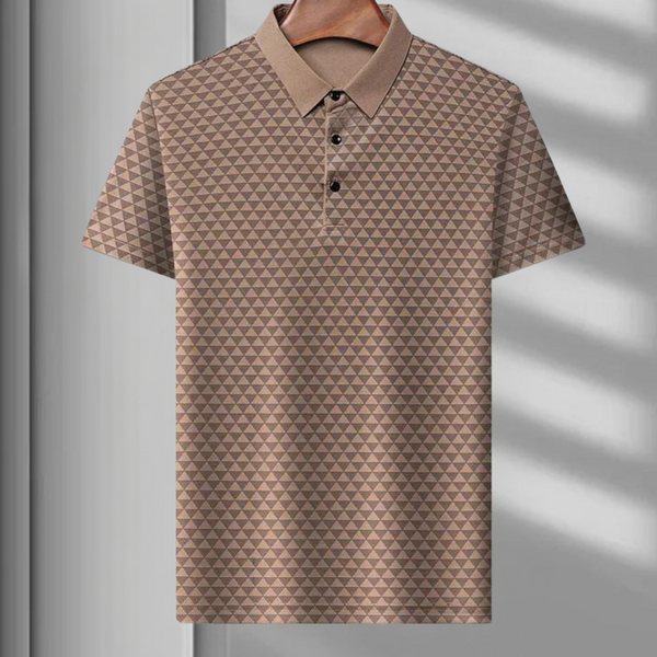 Khaki poloshirt met geometrisch driehoekpatroon, korte mouwen en knoopsluiting, hangend aan een houten hanger. Perfect voor casual herenmode.